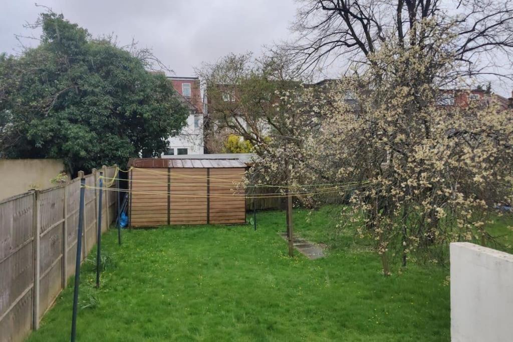 Large Studio Garden Flat On Golders Green Road London Kültér fotó