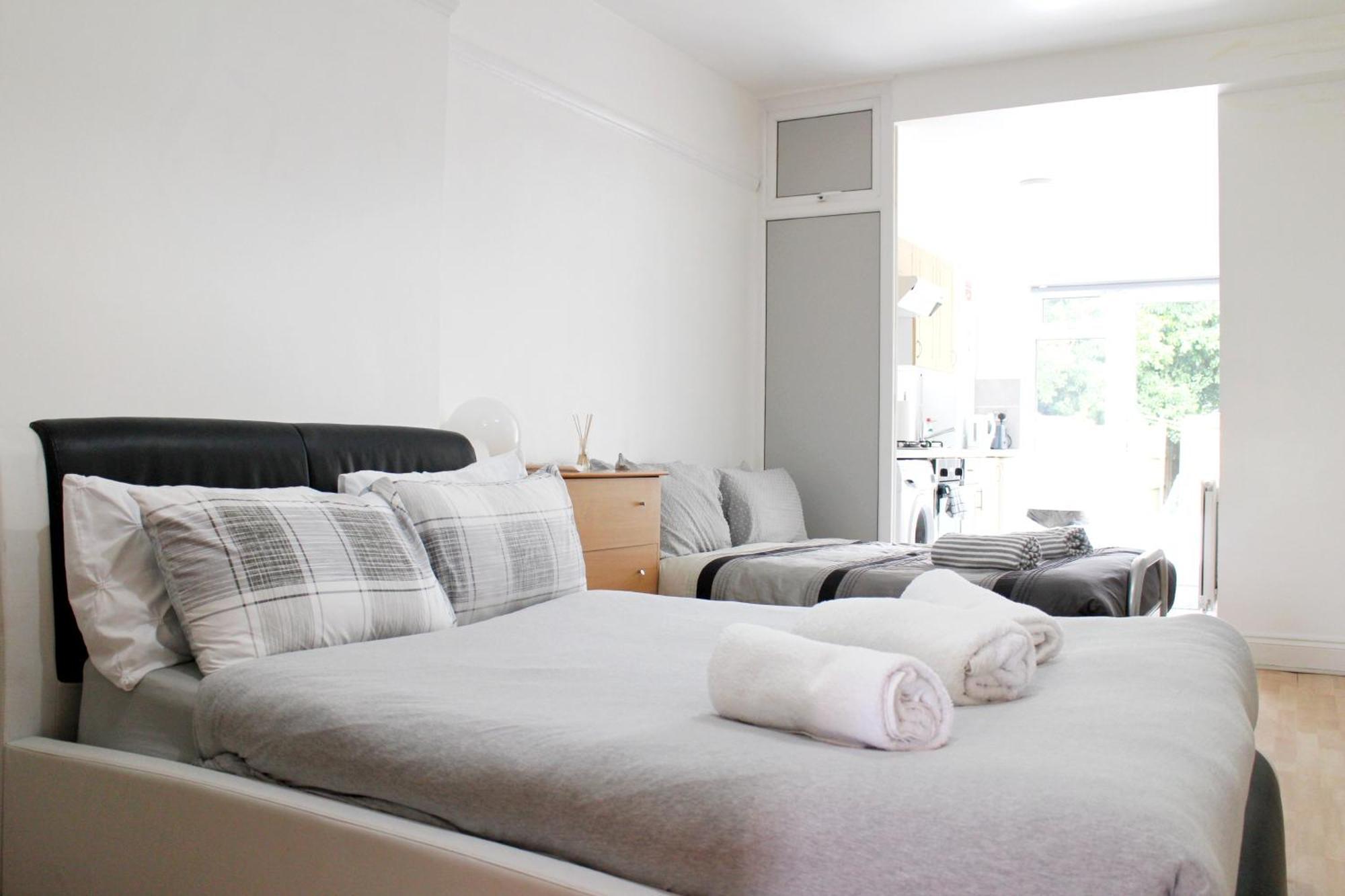 Large Studio Garden Flat On Golders Green Road London Kültér fotó