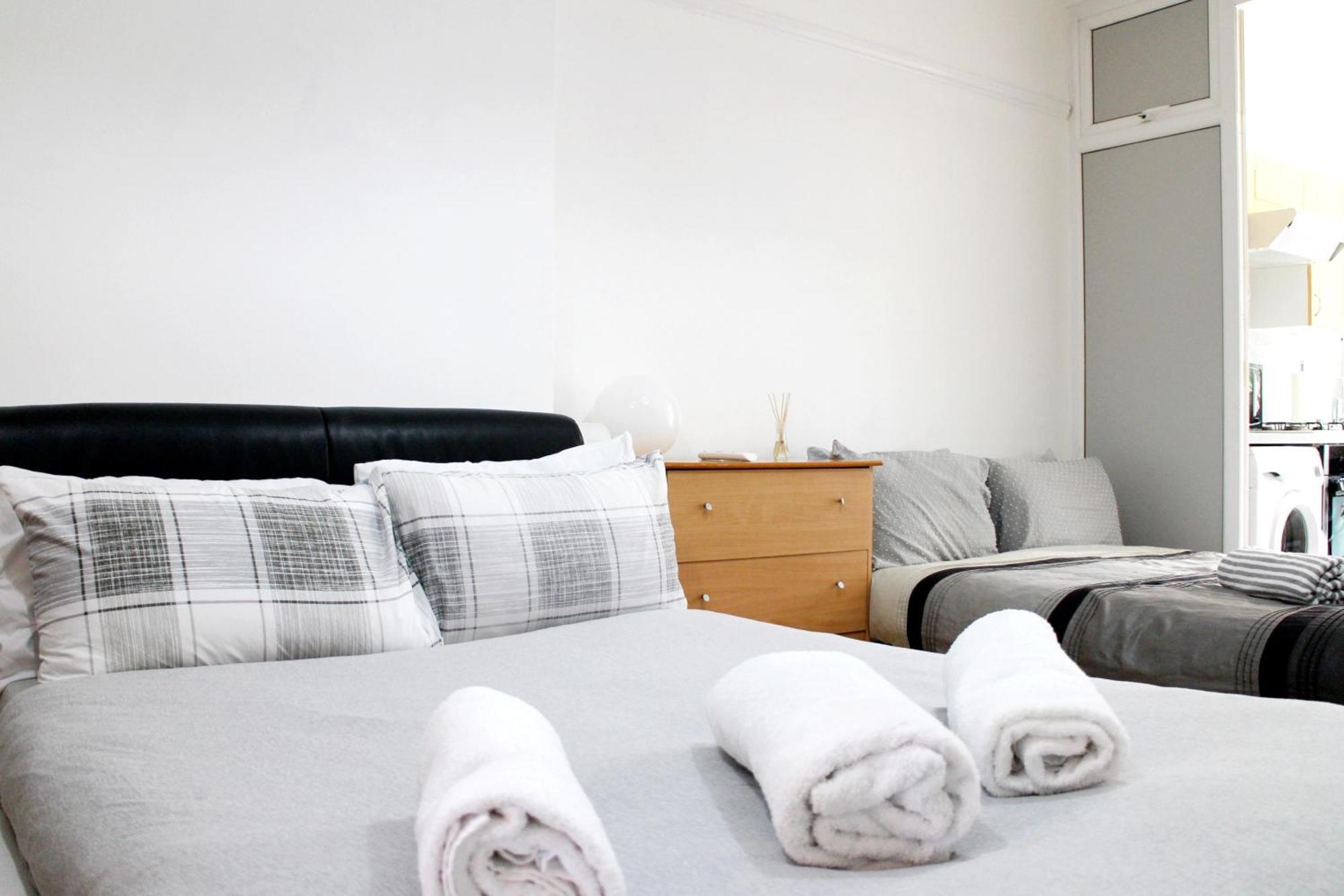 Large Studio Garden Flat On Golders Green Road London Kültér fotó